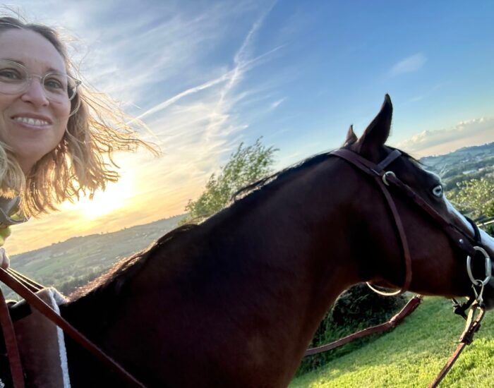 Michela a cavallo sorride